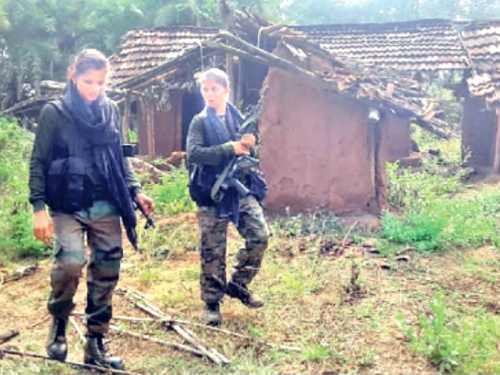 2017 में नक्सलियों द्वारा तोड़े गए घर पर पहुंची फूलो (दाएं) - Dainik Bhaskar