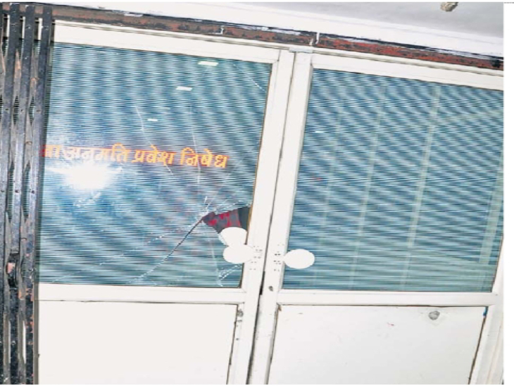 सीसीयू के गेट का फूटा कांच। - Dainik Bhaskar