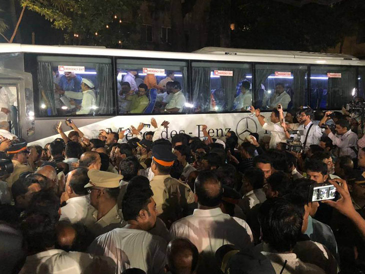 नवंबर में महाराष्ट्र में हुए राजनीतिक उठापठक के बीच मुंबई के रेनेसां होटल जाते राकांपा के विधायक।