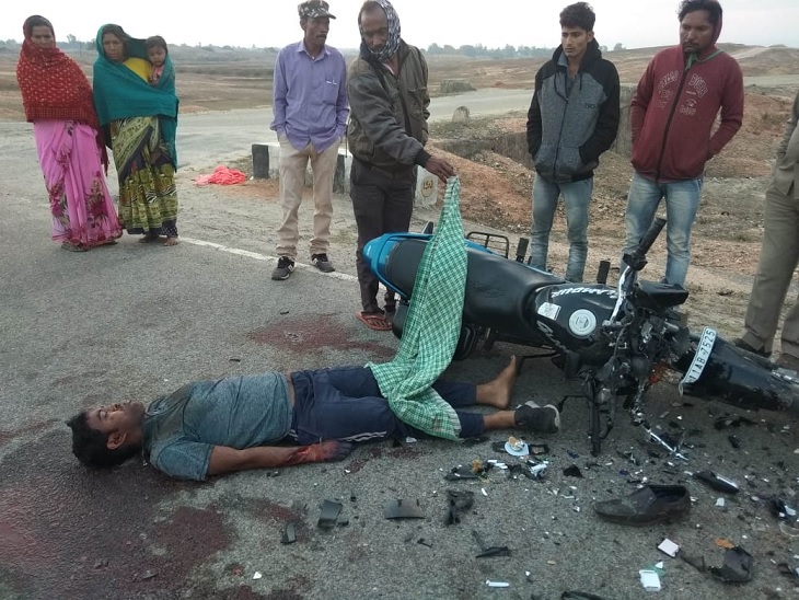 अज्ञात वाहन से टक्कर के बाद बाइक सवार दो युवकों की मौत, एक घायल|धनबाद,Dhanbad - Dainik Bhaskar