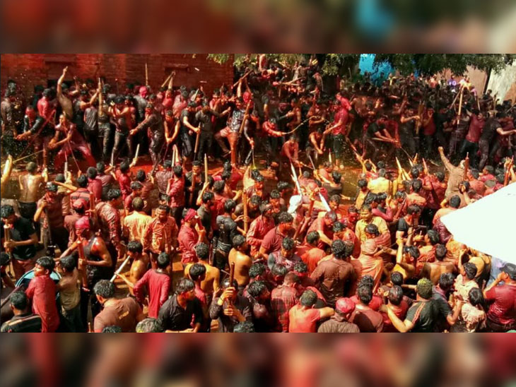 ब्रज क्षेत्र के गांव बंचारी में सदियों पुराने फूलडोर उत्सव में शामिल हुरियारों की भीड़। - Dainik Bhaskar