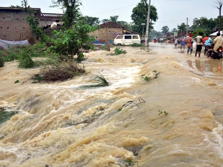 पिछले साल बाढ़ ने बिहार में भयंकर तबाही मचाई थी। - Dainik Bhaskar