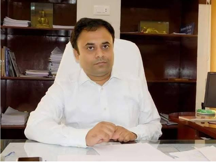 सिंधिया के गढ़ ग्वालियर के कलेक्टर अनुराग चौधरी को हटा दिया गया है। - Dainik Bhaskar