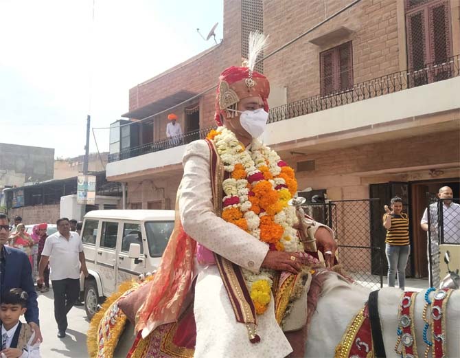 कोरोना वायरस से बचाव का संदेश देने दूल्हे सहित सभी बारातियों ने लगाए मास्क|जोधपुर,Jodhpur - Dainik Bhaskar