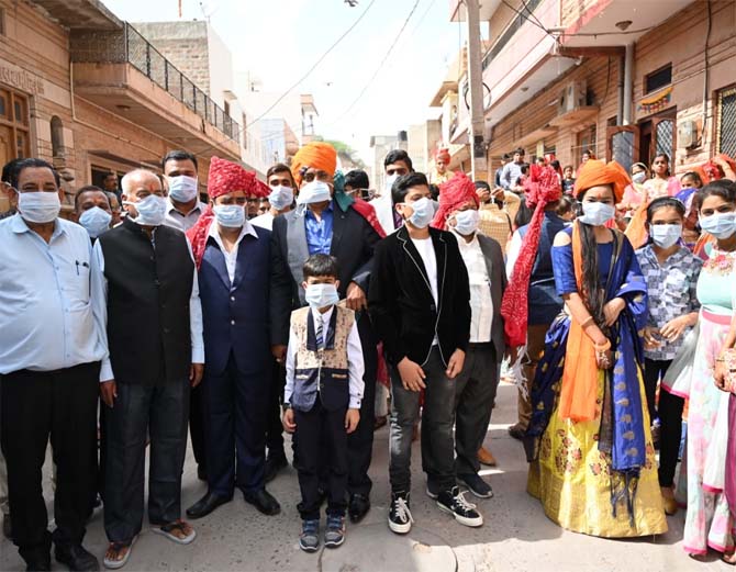 कोरोना वायरस से बचाव का संदेश देने दूल्हे सहित सभी बारातियों ने लगाए मास्क|जोधपुर,Jodhpur - Dainik Bhaskar