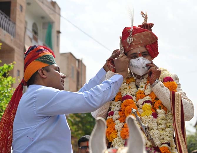 कोरोना वायरस से बचाव का संदेश देने दूल्हे सहित सभी बारातियों ने लगाए मास्क|जोधपुर,Jodhpur - Dainik Bhaskar