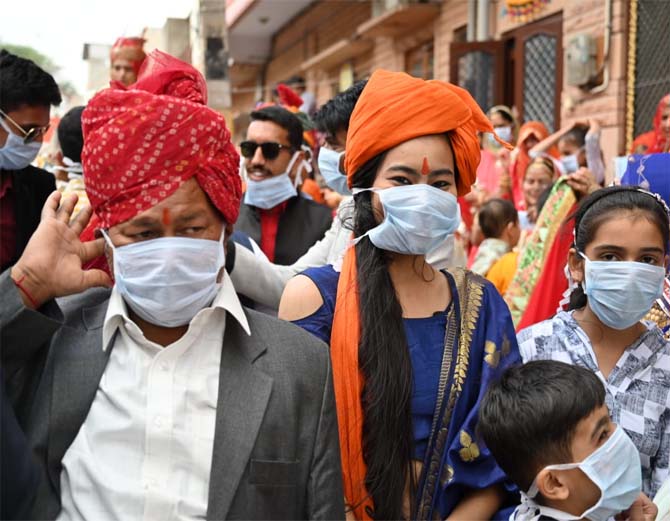 कोरोना वायरस से बचाव का संदेश देने दूल्हे सहित सभी बारातियों ने लगाए मास्क|जोधपुर,Jodhpur - Dainik Bhaskar