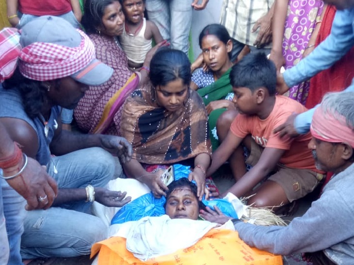 शव के पास मृतका की बेटी व परिजन। - Dainik Bhaskar