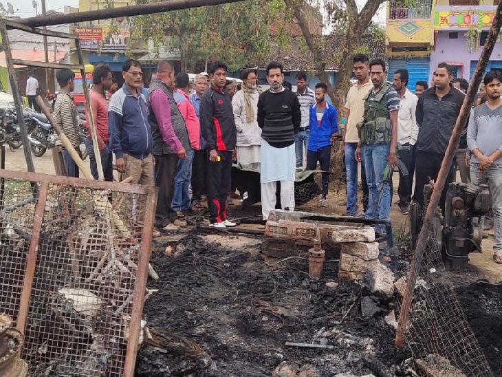 आग से नुकसान का जायजा लेने पहुंचे स्थानीय विधायक व अन्य। - Dainik Bhaskar