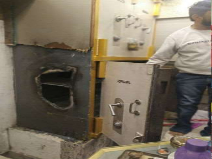 इसी दुकान में हुई चोरी। - Dainik Bhaskar