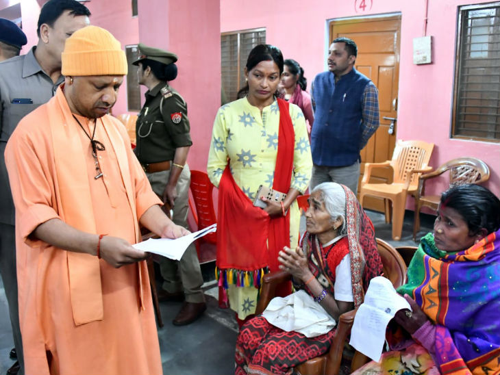 जनता दरबार में लोगों की समस्याएं सुनते योगी - Dainik Bhaskar