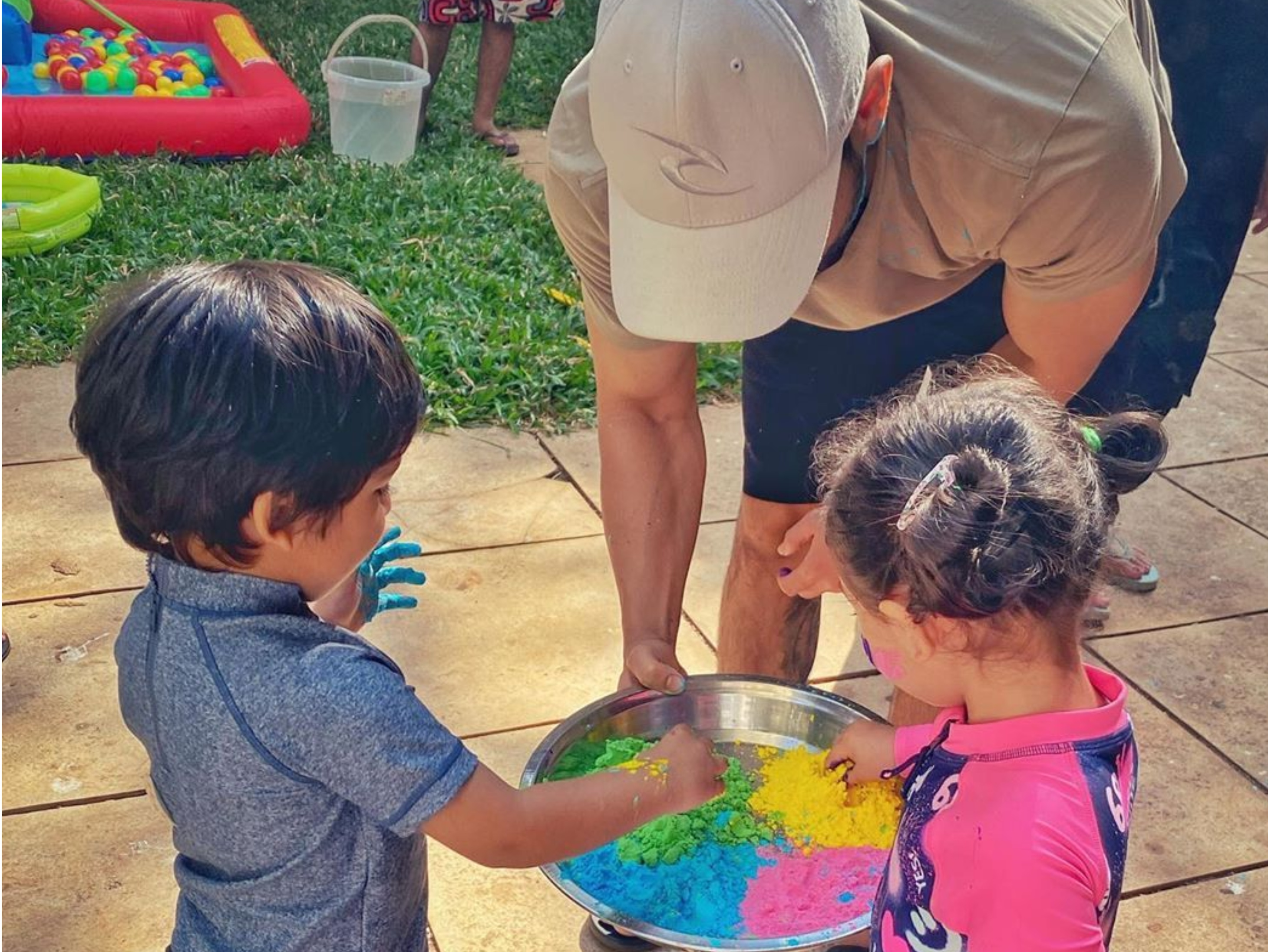 होली के मौके पर एक्टर कुणाल खेमू ने भी बच्चों के साथ खूब जमकर होली खेली। कुणाल ने अपने इंस्टाग्राम अकाउंट  से होली की एक झलक दिखाते हुए बच्चों को धन्यवाद दिया है। तैमूर और इनाया की तस्वीर शेयर करते हुए कुणाल ने लिखा, ‘शुक्रिया बच्चों हमारी जिंदगी में रंग और खुशियां वापस लाने के लिए और मुझे बच्चों की तरह महसूस करवाने के लिए। मैंने पिछले 12 सालों से होली नहीं खेली है। मुझे लगता था कि अब मैं कभी नहीं खेलुंगा मगर इनाया का शुक्रिया। मैं उसके दोस्तों की होली पार्टी में गया था जहां मैंने बहुत मस्ती की’।