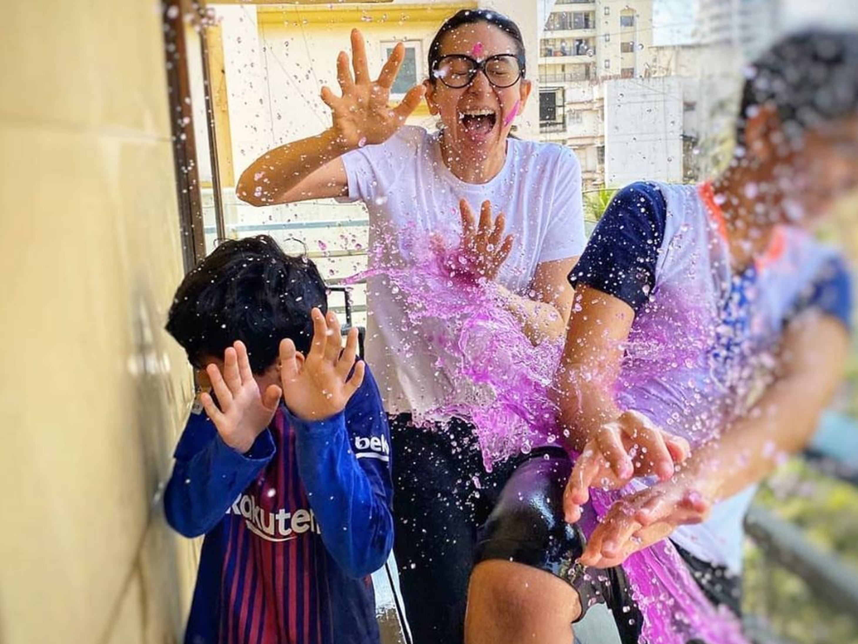 मेंटलहुड एक्ट्रेस करिश्मा कपूर ने अपने इंस्टाग्राम अकाउंट से एक केंडिट तस्वीर शेयर की है जिसमें वो बच्चों के साथ पानी से बचती हुई दिख रही हैं। इस तस्वीर के साथ करिश्मा ने लिखा, ‘असल जिंदगी की मेंटल मॉम। इसके अलावा किसी और तरह से नहीं बच सकती थी’।