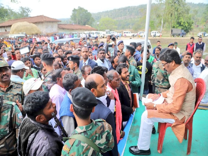 नेमरा गांव में जनता की परेशानियों को सुनते हेमंत सोरेन। - Dainik Bhaskar