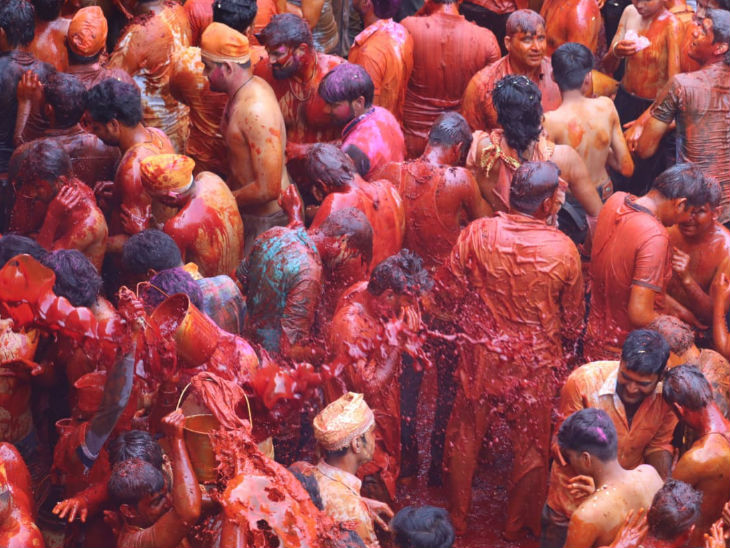 तस्वीरों में देखिए बलदाऊ का हुरंगा|आगरा,Agra - Dainik Bhaskar