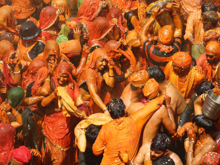 तस्वीरों में देखिए बलदाऊ का हुरंगा|आगरा,Agra - Dainik Bhaskar