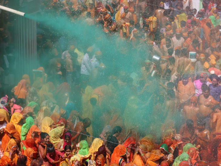 तस्वीरों में देखिए बलदाऊ का हुरंगा|आगरा,Agra - Dainik Bhaskar