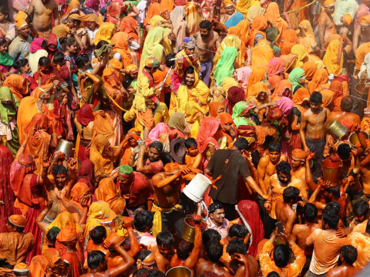 तस्वीरों में देखिए बलदाऊ का हुरंगा|आगरा,Agra - Dainik Bhaskar