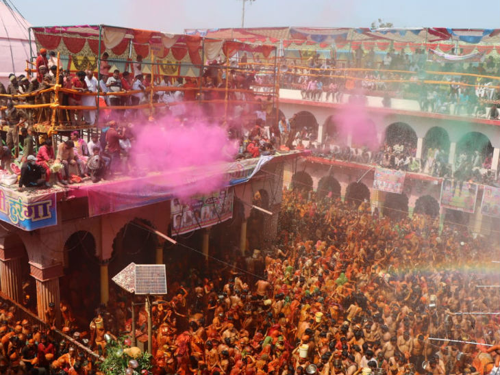 तस्वीरों में देखिए बलदाऊ का हुरंगा|आगरा,Agra - Dainik Bhaskar