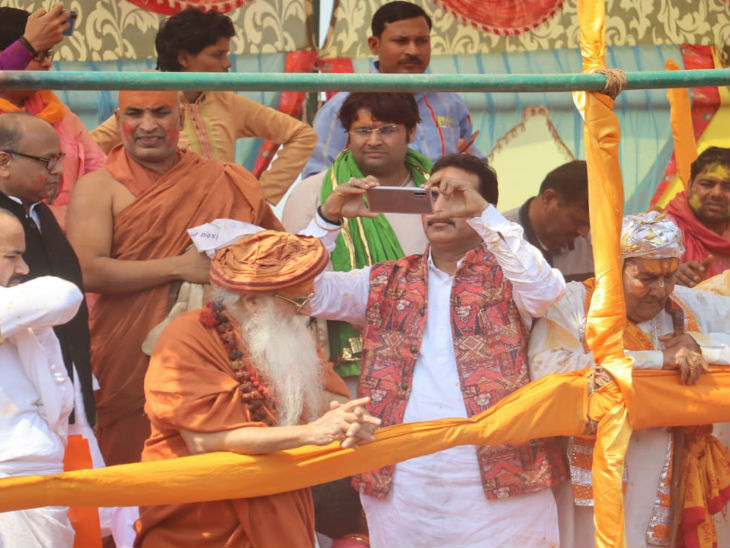 तस्वीरों में देखिए बलदाऊ का हुरंगा|आगरा,Agra - Dainik Bhaskar