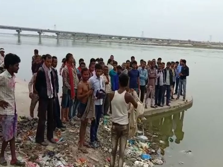होली खेलने के बाद नहाते समय 3 दोस्त गंगा में डूबे, दो दिनों से शवों की तलाश में जुटी है गोताखोरों की टीम|कानपुर,Kanpur - Dainik Bhaskar