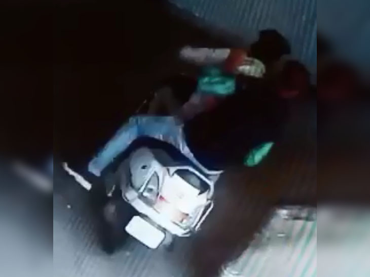 15 मिनट रैकी करने के बाद 3 युवक स्कूटी चुरा भागे, सीसीटीवी कैमरे में कैद|बठिंडा,Bathinda - Dainik Bhaskar