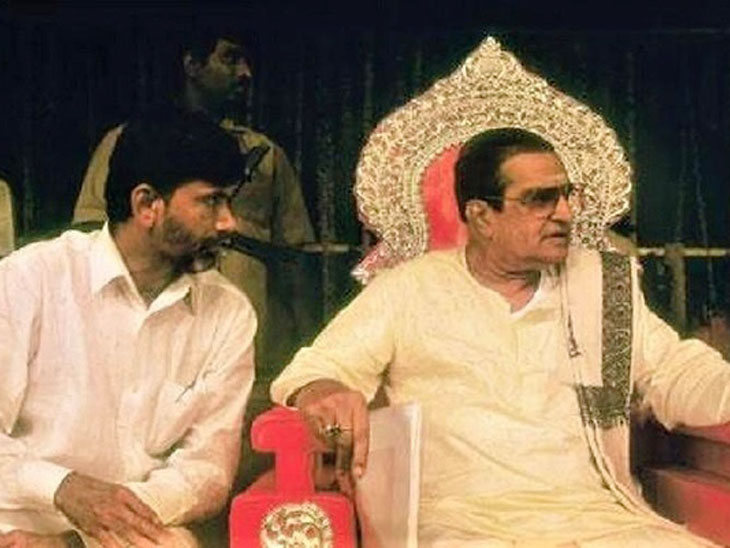 एनटीआर के बगल में बैठे चंद्रबाबू नायडू।- फाइल फोटो