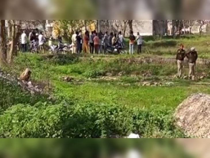 जालंधर जिले के गांव बिलगा में खेतों में लड़की का शव पड़ा होने की सूचना के बाद पहुंची पुलिस और मौके पर जमा ग्रामीण। - Dainik Bhaskar