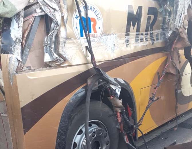 पुणे से जोधपुर आ रही बस सड़क किनारे खड़े ट्रक से जा टकराई, दो की मौत, छह घायल|जोधपुर,Jodhpur - Dainik Bhaskar