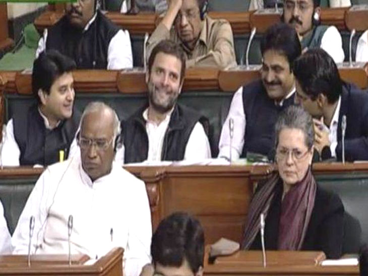 संसद में राहुल गांधी और ज्योतिरादित्य सिंधिया अगल-बगल की सीट पर ही बैठते थे।