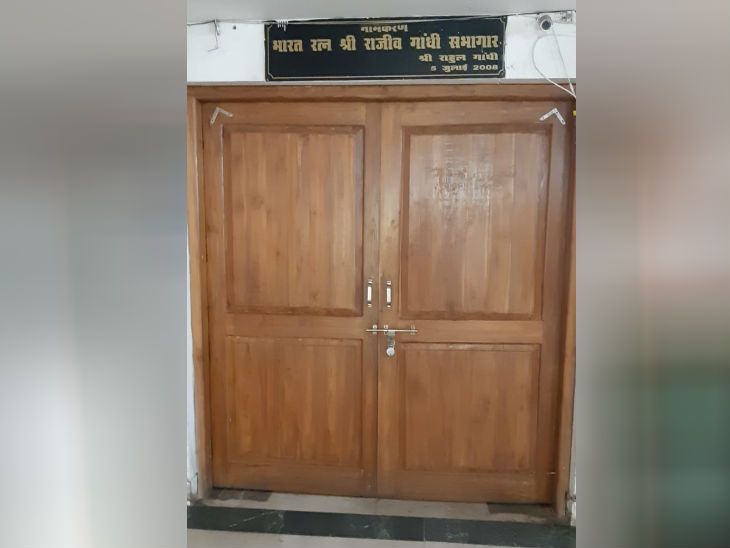 कांग्रेस कार्यालय पर सन्नाटा, सीएम हाउस पर विधायकों का जमावड़ा; निर्दलीय शेरा बोले- सिंधिया गुट के 4 विधायक मेरे संपर्क में|भोपाल,Bhopal - Dainik Bhaskar