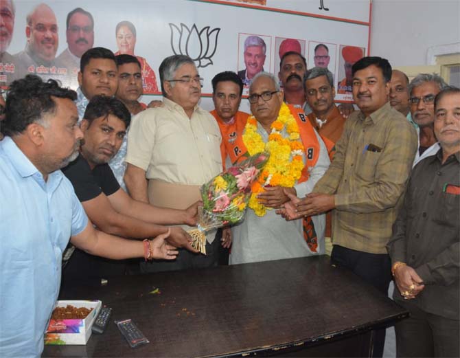 भाजपा की तरफ से राज्यसभा प्रत्याशी घोषित किए जाने के बाद राजेन्द्र गहलोत का स्वागत करते कार्यकर्ता। - Dainik Bhaskar