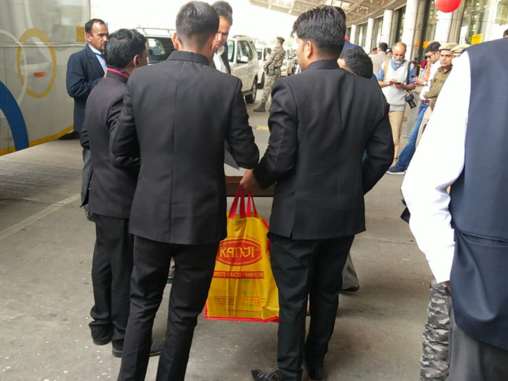 कांग्रेस के विधायक जयपुर के दो अलग-अलग रिजॉर्ट में पहुंचे, देर शाम एक तबियत बिगड़ी; एंबुलेंस मौके पर पहुंची|जयपुर,Jaipur - Dainik Bhaskar