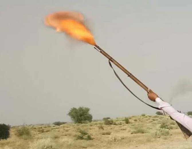 ऐसी होती है टोपीदार बंदूक। - Dainik Bhaskar