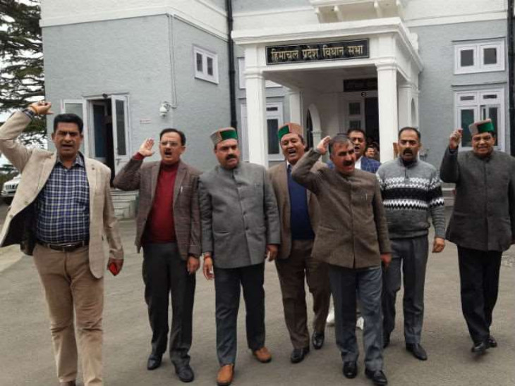 सदन से वॉकआउट करते कांग्रेस विधायक। - Dainik Bhaskar