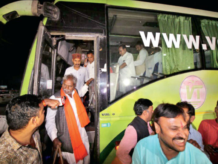 भाजपा के विधायकों को मंगलवार रात गुड़गांव ले जाया गया है। - Dainik Bhaskar