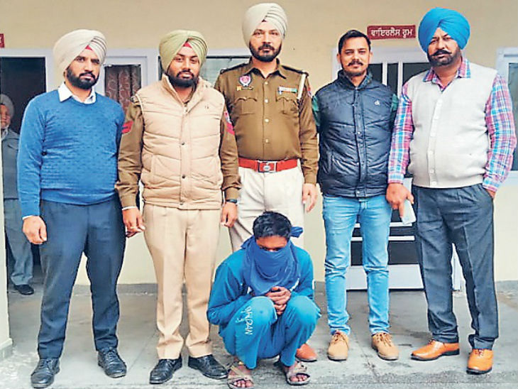 पुलिस की गिरफ्त में आरोपी। - Dainik Bhaskar