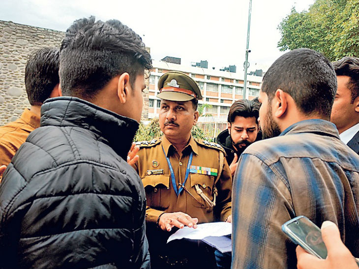 रजिस्ट्रार प्रो करमजीत सिंह ने कहा कि उन्होंने पुसा की डिमांड के अनुसार सेनेटाइजर एवं मास के इंतजाम के लिए आदेश कर दिए हैं। - Dainik Bhaskar