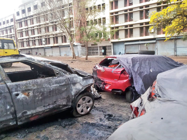 गौतम नगर.....कारगिल कॉलोनी में सुधरने आईं चार कारों को अज्ञात बदमाश ने पेट्रोल  छिड़ककर आग के हवाले कर दिया। सीसीटीवी में उसकी हरकत कैद हुई है। - Dainik Bhaskar