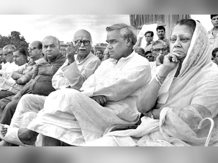 दादी के नक्शेकदम पर ज्योतिरादित्य... 1967 में विजयाराजे सिंधिया ने कांग्रेस की डीपी मिश्रा सरकार को इस्तीफा देने पर मजबूर कर दिया था। उनके 36 विधायकों ने कांग्रेस छोड़ दी थी। - Dainik Bhaskar