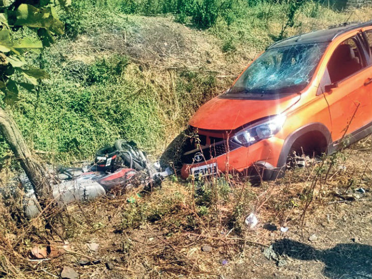 टक्कर इतनी जबरदस्त थी कि बाइक सड़क से उछल कर कई फिट दूर जाकर गिरी। - Dainik Bhaskar