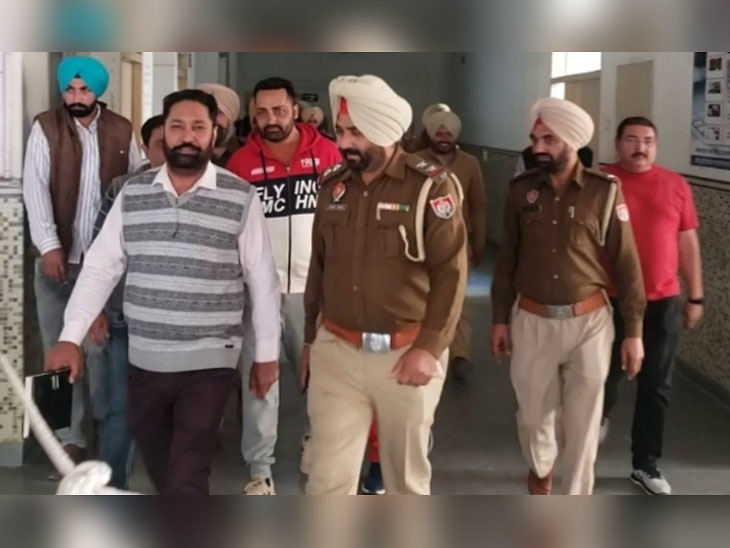 नाभा जेल में मोबाइल पहुंचाने के मामले में गिरफ्तार वार्डन और कैदियों को कोर्ट में लेकर पहुंची पुलिस। - Dainik Bhaskar