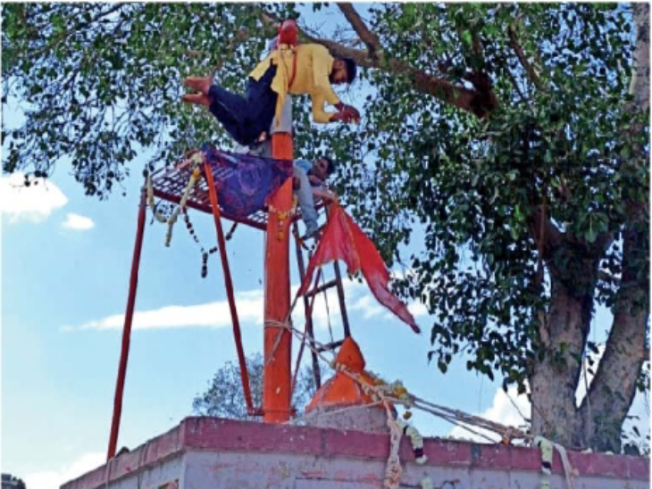 25 फीट ऊंचे खंबे पर परिक्रमा करता हुआ भक्त। - Dainik Bhaskar