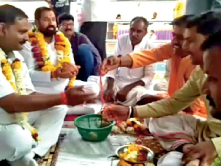 उज्जैन के महाकाल मंदिर में अनुष्ठान करवाते कांग्रेसी। - Dainik Bhaskar