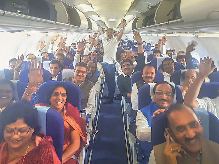 जयपुर एयरपोर्ट से बस में होटल आते हुए कांग्रेस के विधायक।