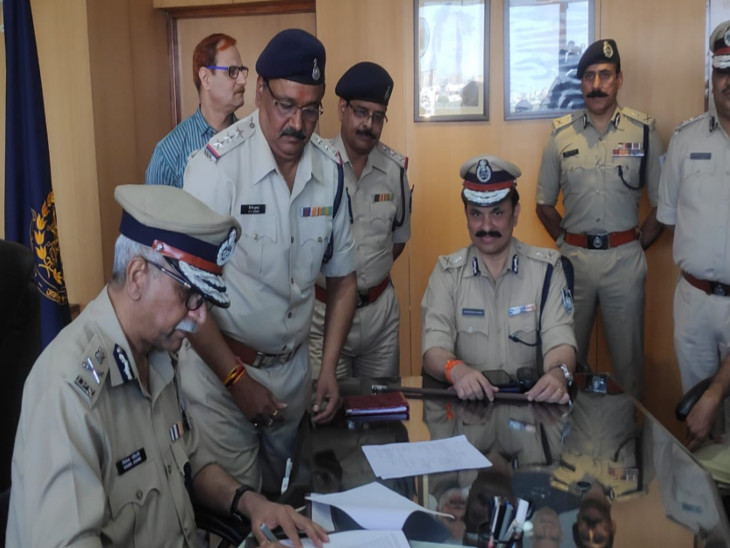 मप्र के नए पुलिस महानिदेशक बनाए गए विवेक जौहरी ने चार्ज ले लिया है। - Dainik Bhaskar