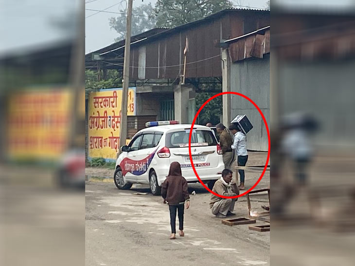 पुलिस की दुर्गा शक्ति गाड़ी में शराब की पेटी रखवाते हुए पुलिस कांस्टेबल। - Dainik Bhaskar