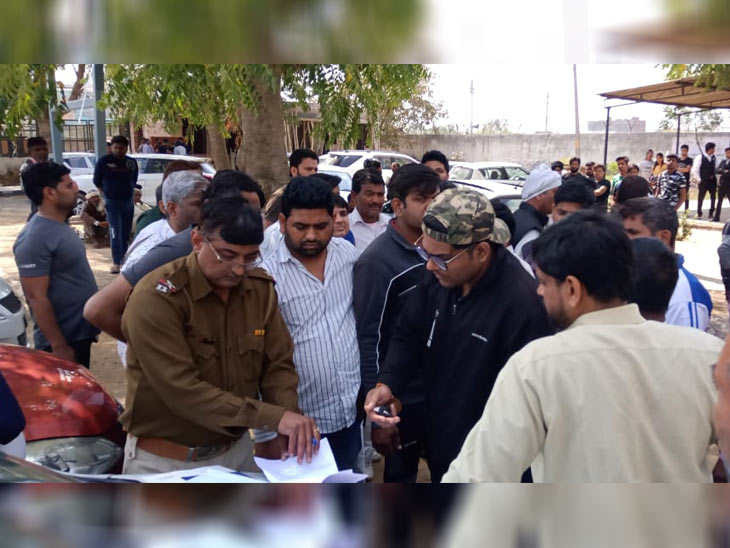 सड़क किनारे खड़े पानी के टैंकर से टकराई बाइक, मौके पर तीन दोस्तों की मौत|रोहतक,Rohtak - Dainik Bhaskar