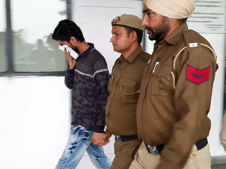 दोषी छात्र शिवांस को लेकर जाते हुए पुलिस। - Dainik Bhaskar