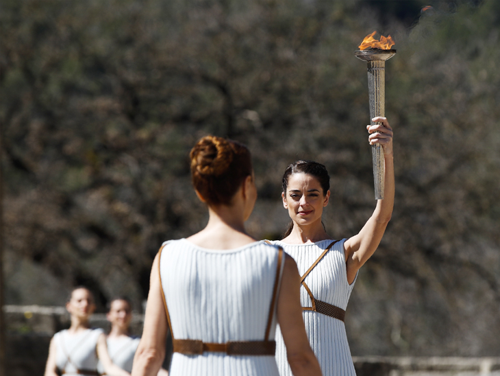 ग्रीस की एक्ट्रेस शैंथी जॉर्जियू ओलिंपिया में हुए समारोह में मशाल थामे हुए।